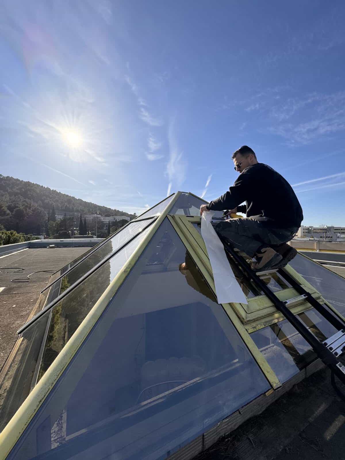Pyramide vitrée d'un bâtiment d'entreprise