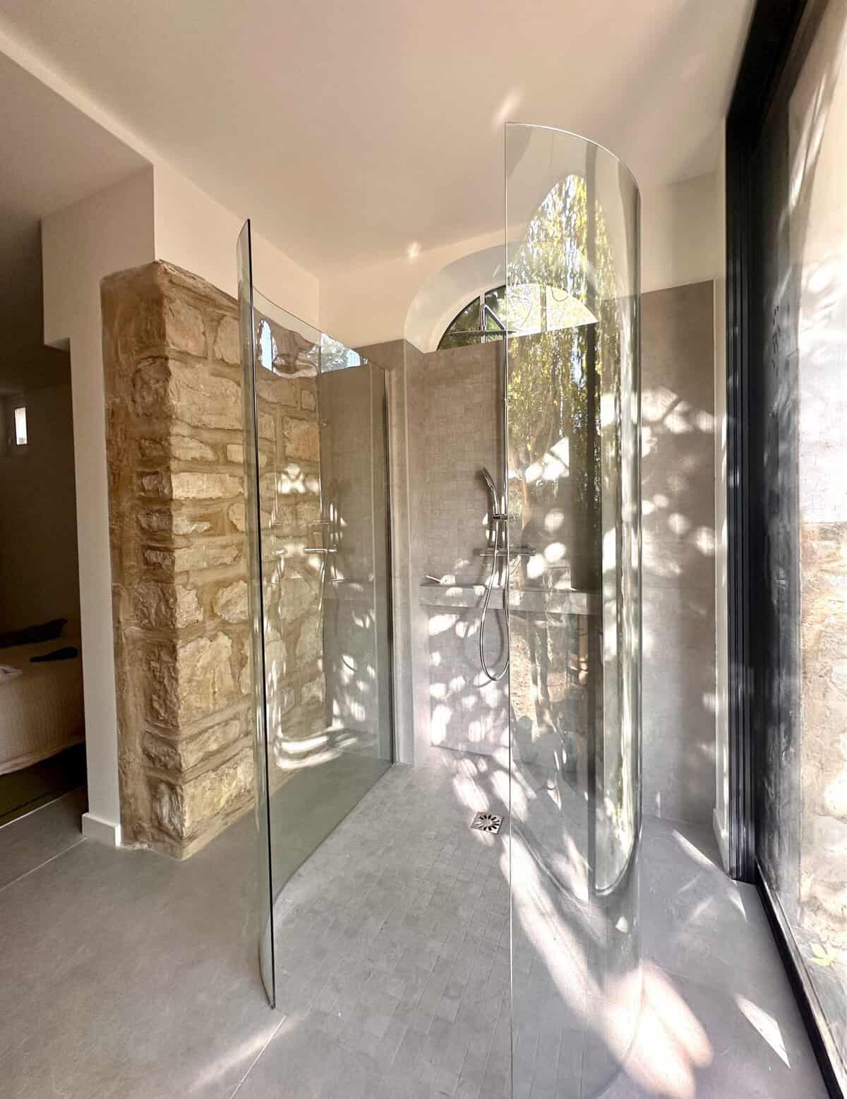 Porte & paroi de douche en verre trempé à Aubagne