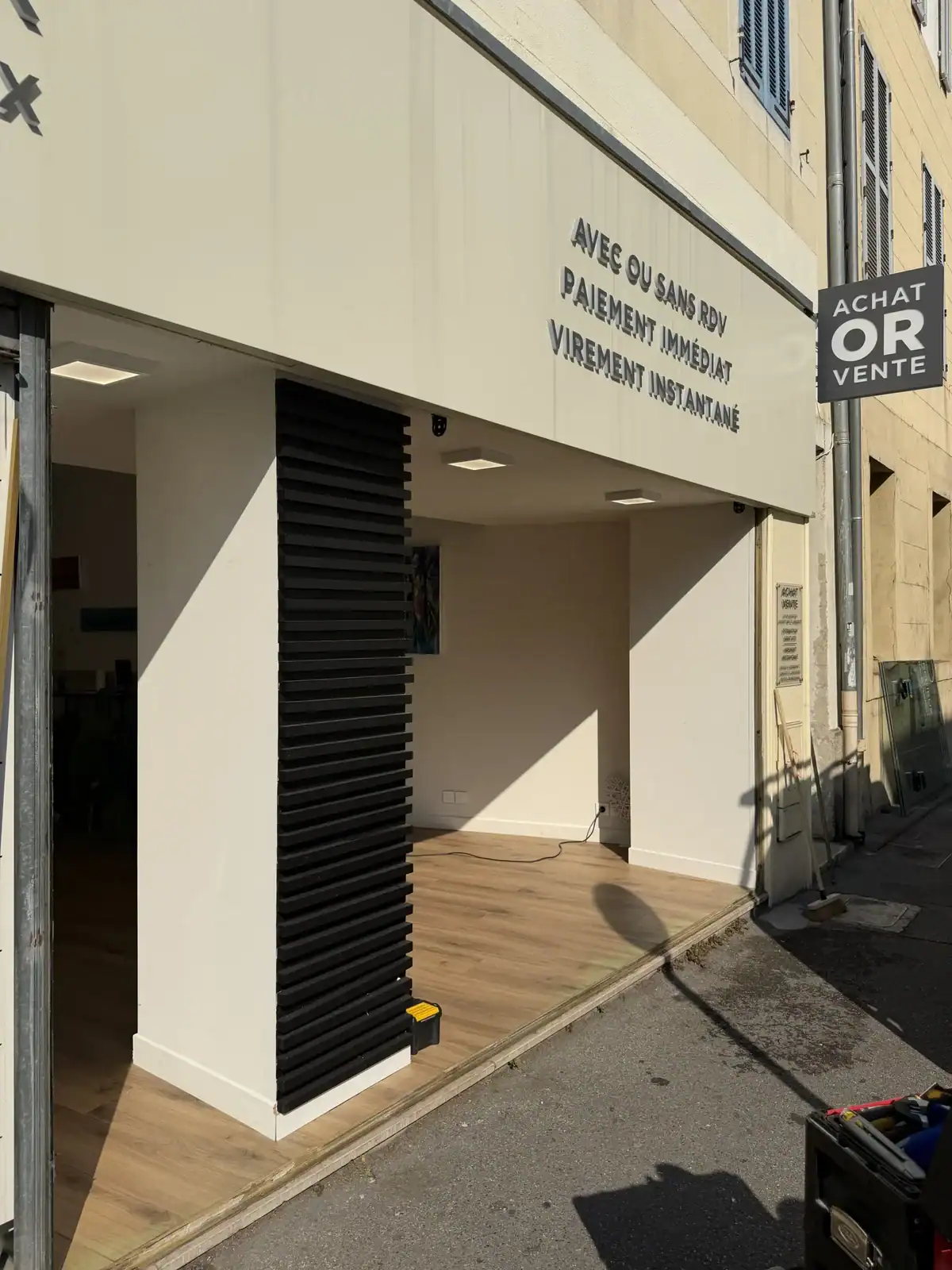 Avant - Chantier de remplacement de vitre cassé à aubagne