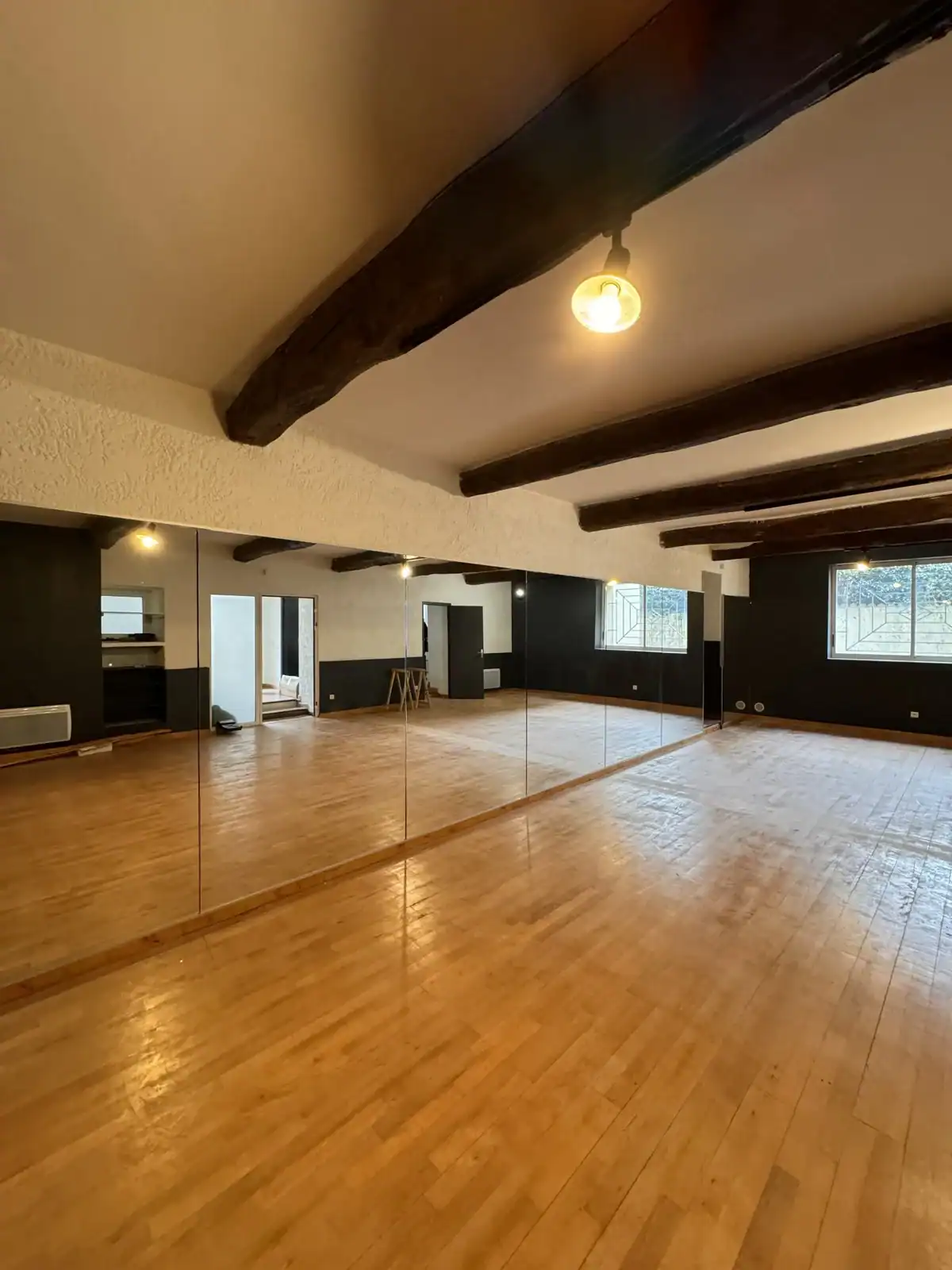 Installation de miroir dans un studio de danse