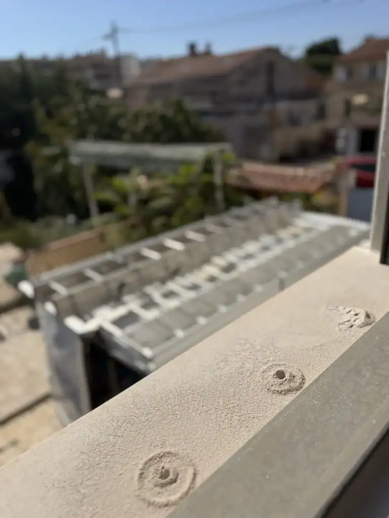 Trous persés à l'instant